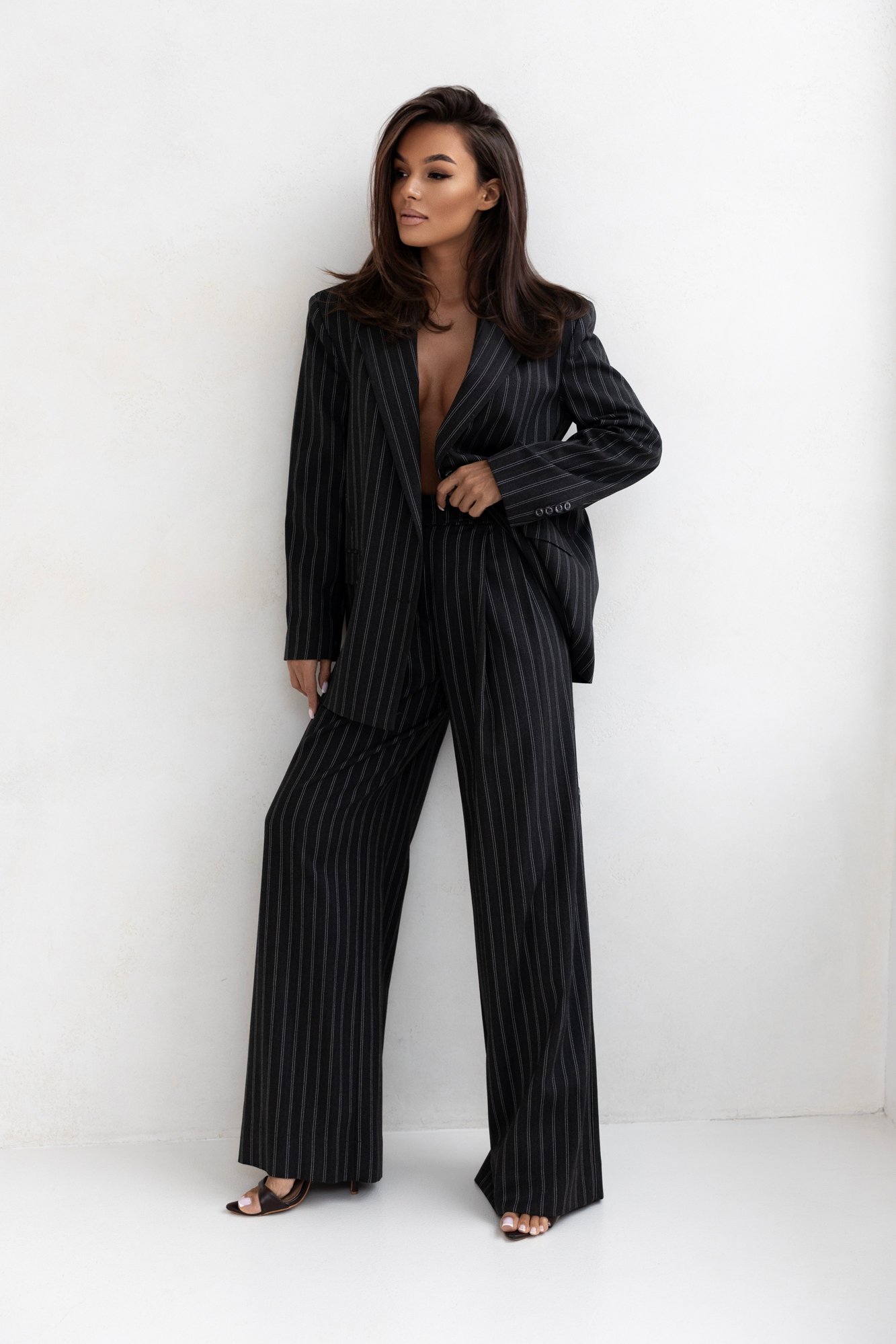 OLIVIA Black striped suit